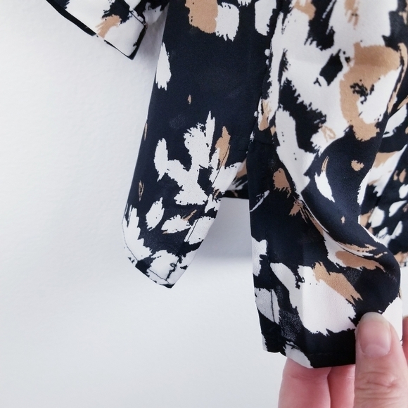 Liz Claiborne Black Cheetah Ruffle Blouse NWT, size Medium - Picture 6 of 8